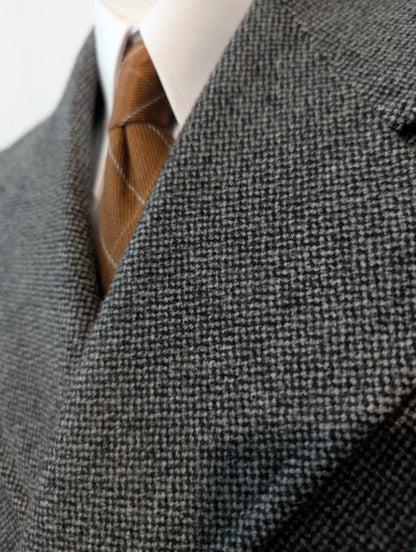 Süßer grauer Wollmantel