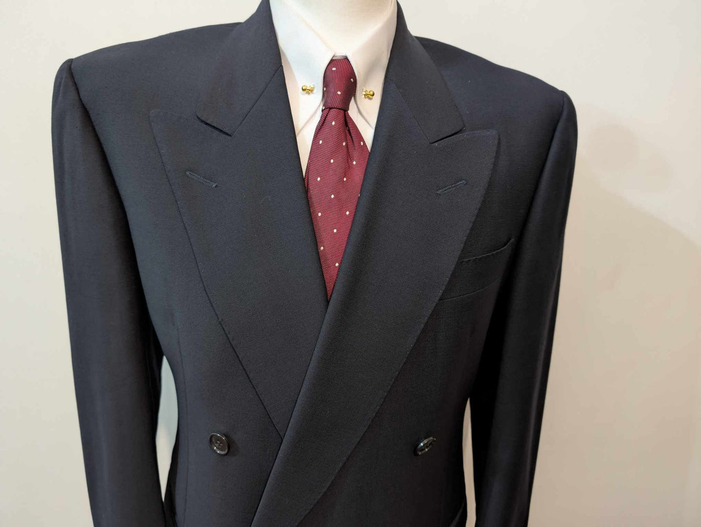 Redoutable costume croisé bleu marine en laine