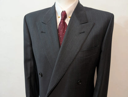 Resplendissant costume croisé pinstripe en laine