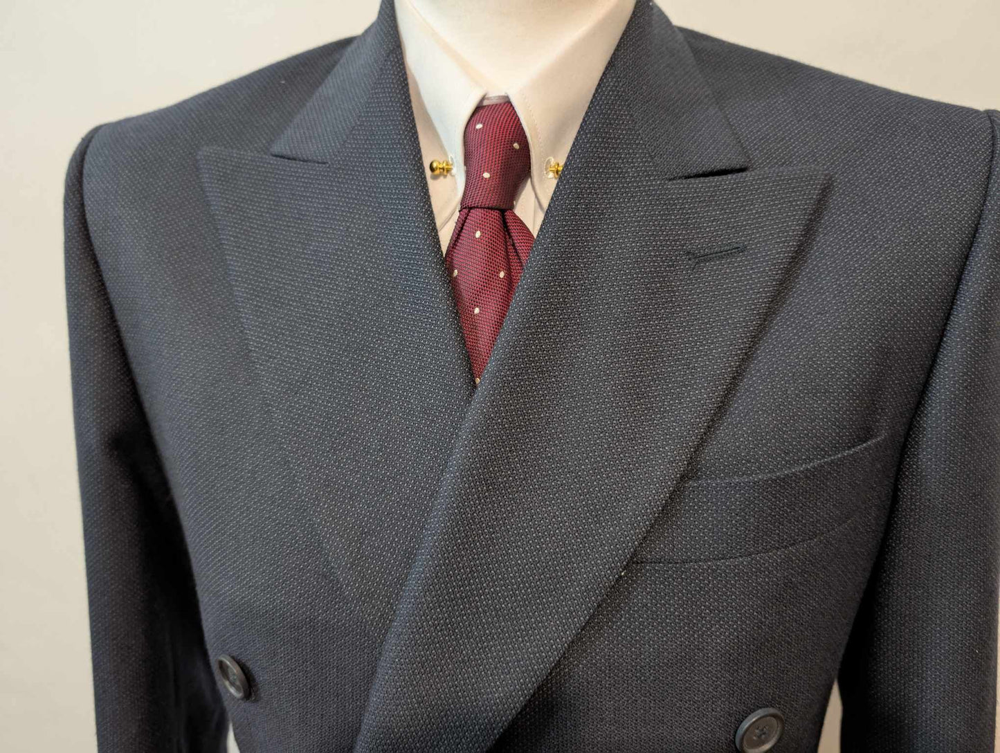 Majestueux costume croisé de couleur bleu marine en laine