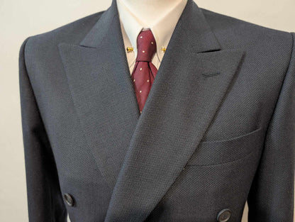 Majestueux costume croisé de couleur bleu marine en laine