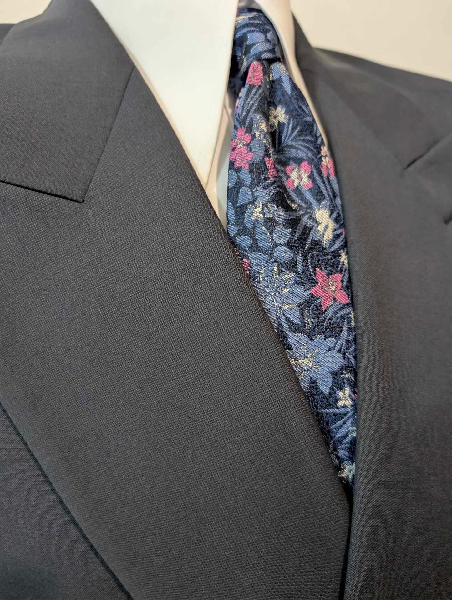 Ravissant costume croisé bleu marine en laine froide