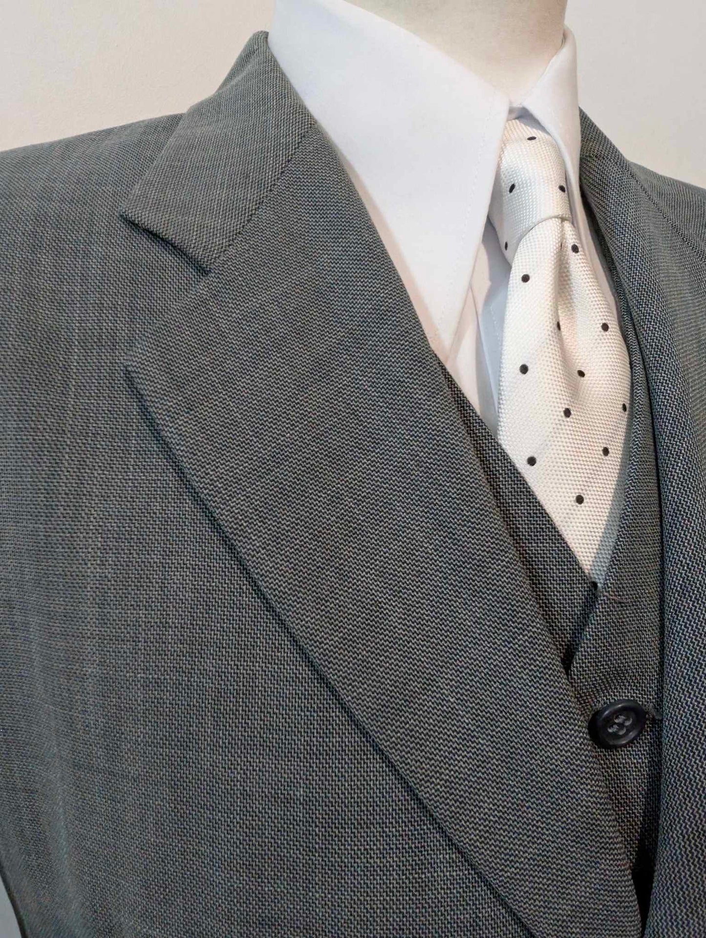 Schöner dreiteiliger grauer Wollanzug