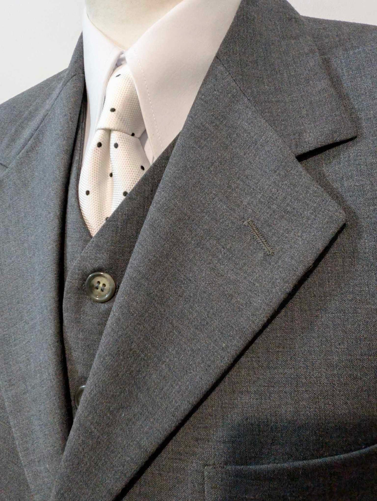 Eleganter dreiteiliger grauer Wollanzug