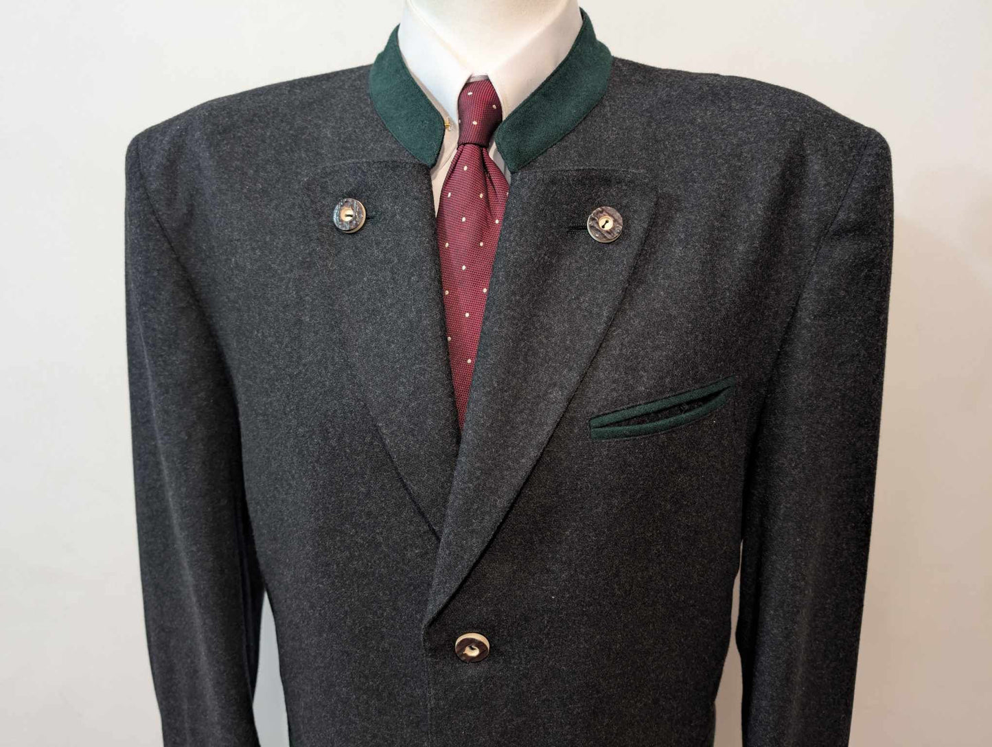 Fabuleux costume autrichien  gris en flanelle de laine