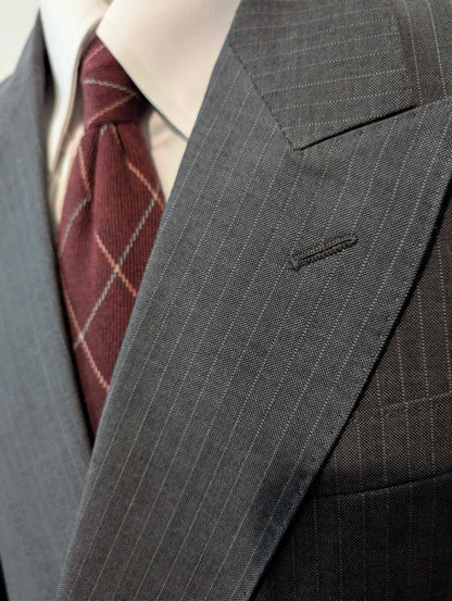 Eleganter, zweireihiger Nadelstreifenanzug aus Wolle.