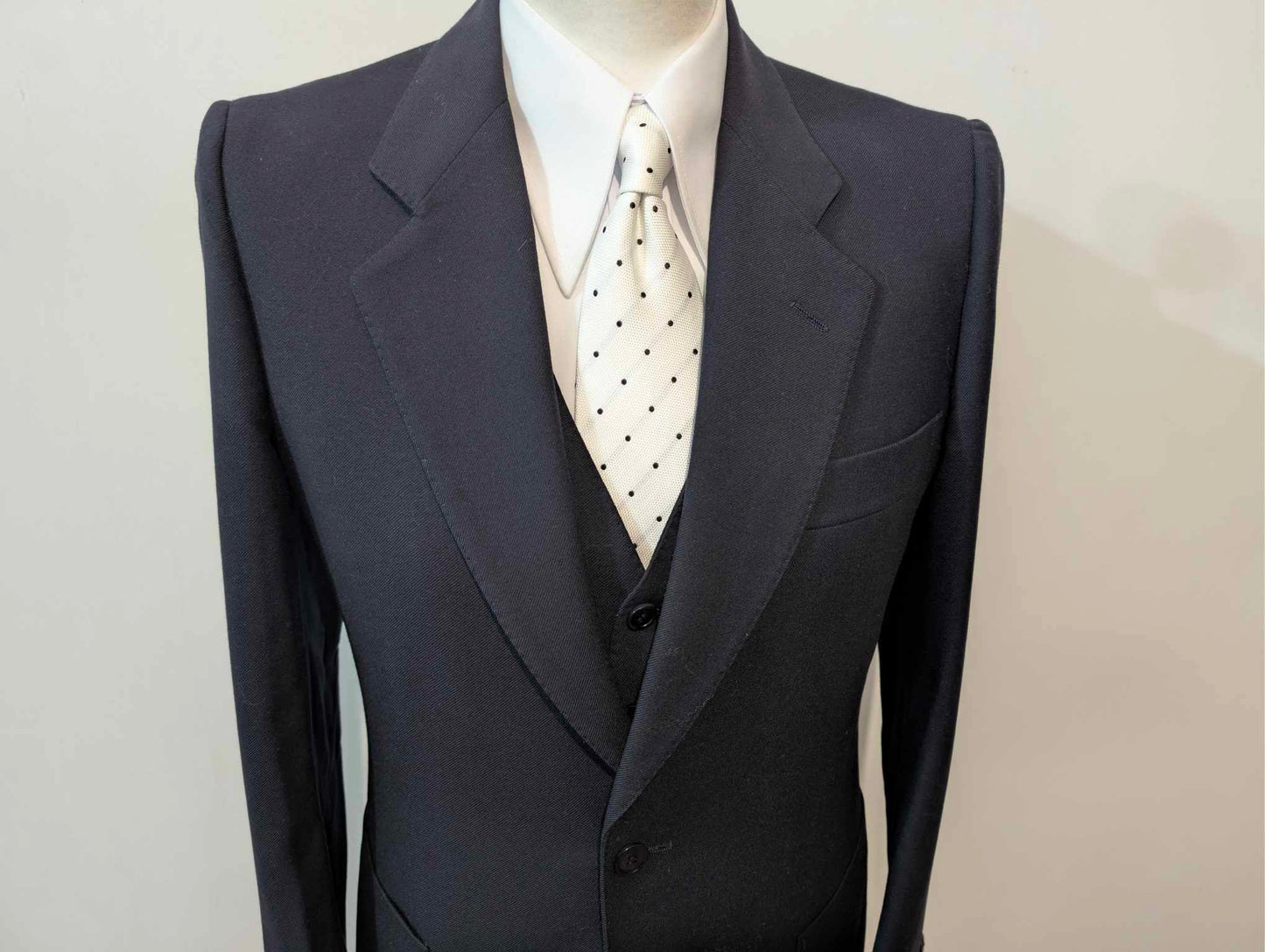 Wunderschöner dreiteiliger marineblauer Wollanzug