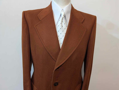 Wunderschöner roter Wollmantel