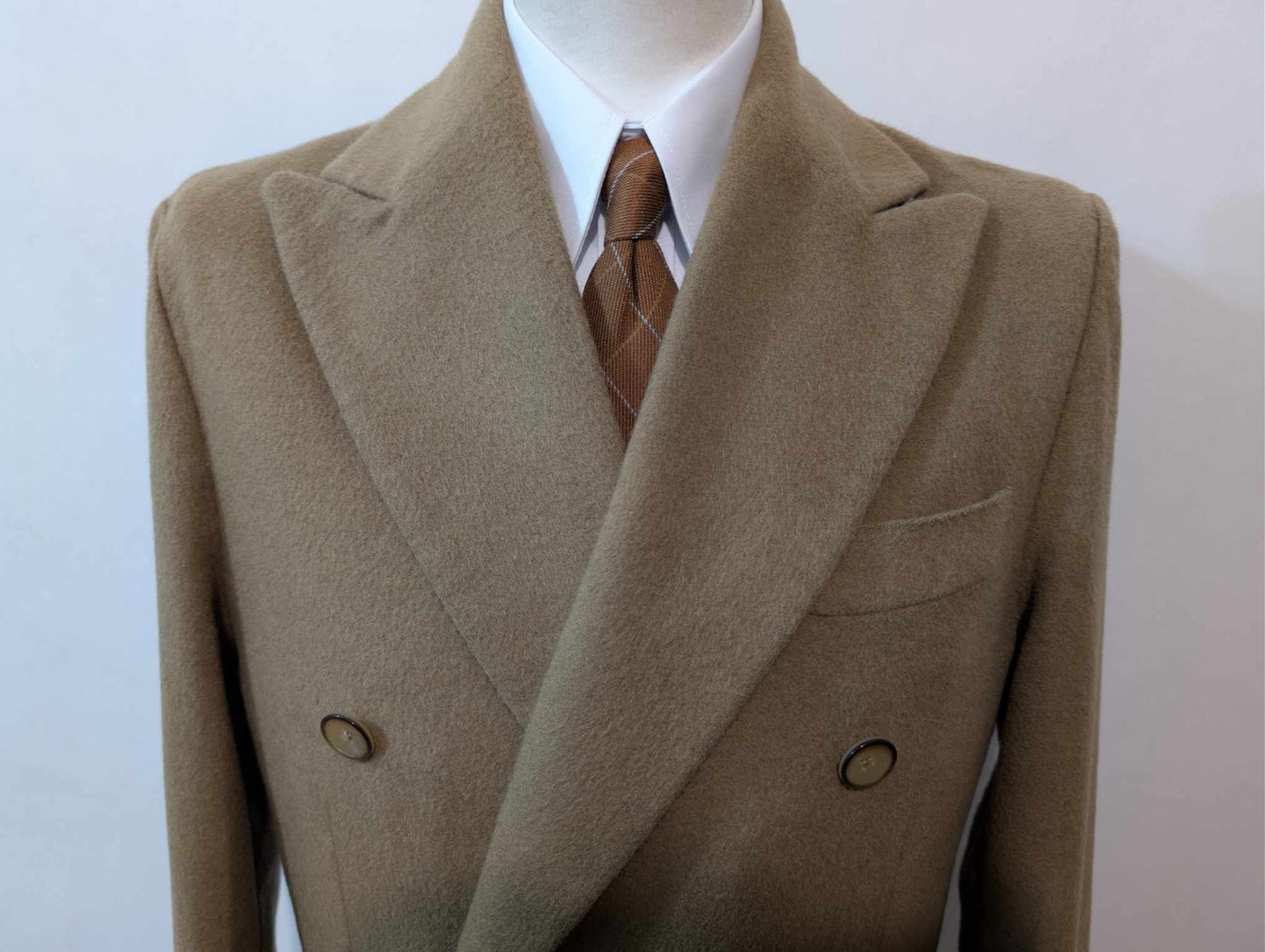 Originaler kamelfarbener, zweireihiger Wollmantel
