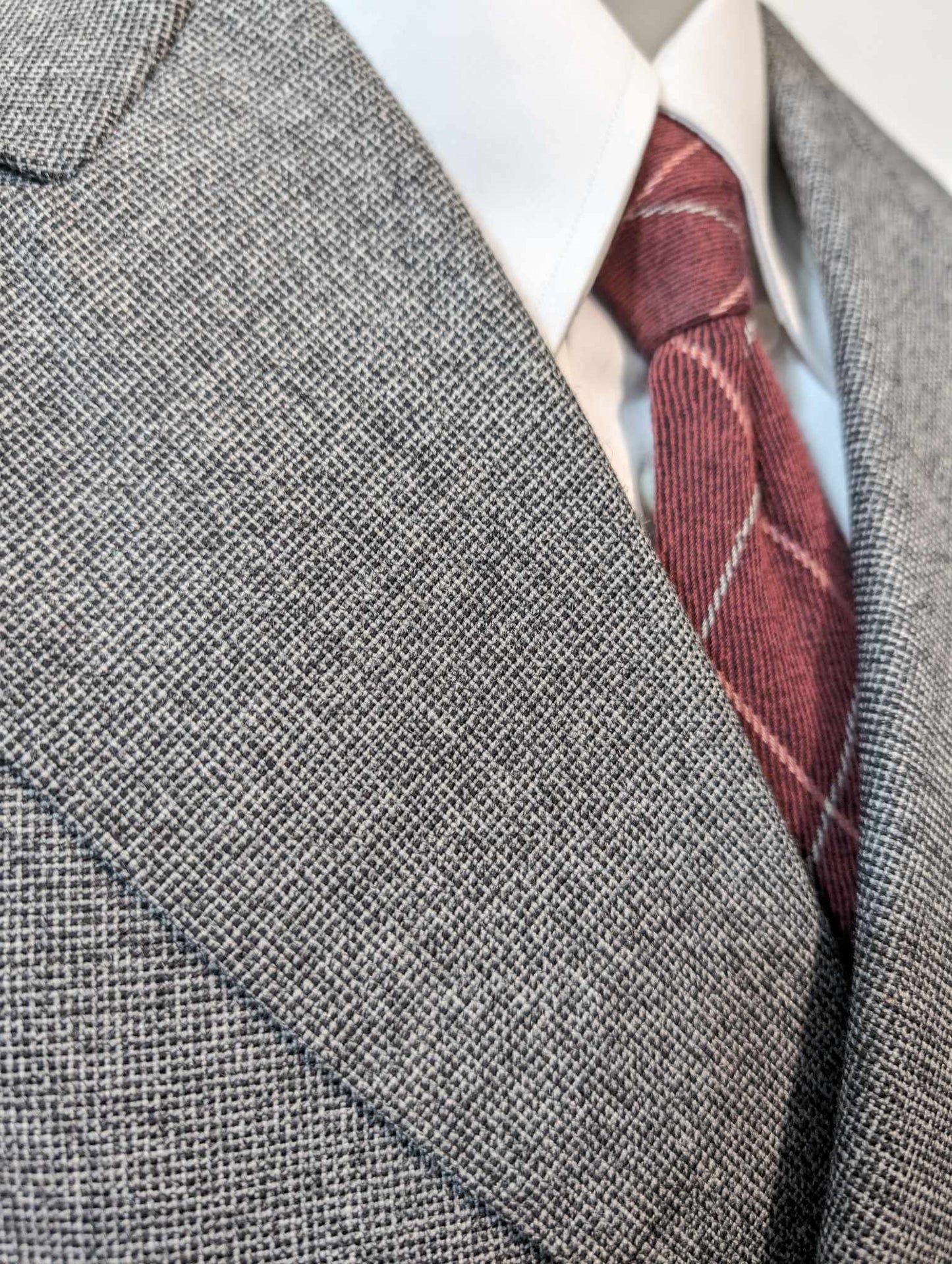 Mystérieux costume croisé gris en laine