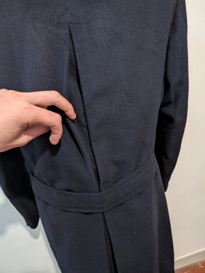 Élégant manteau croisé bleu marine