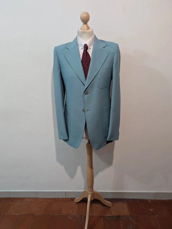 Lumineux costume bleu clair