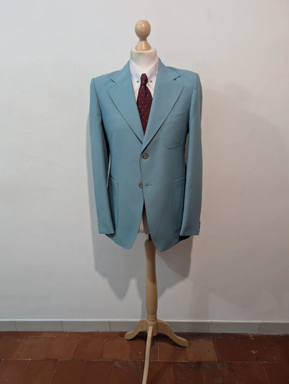 Lumineux costume bleu clair