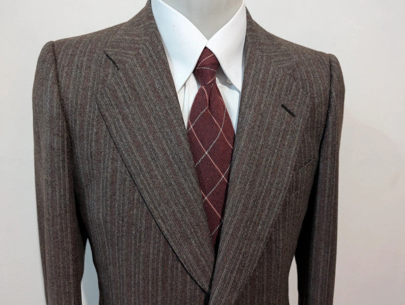 Délicieux costume marron pinstripe en flanelle