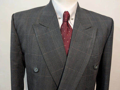 Gentil costume croisé gris a carreaux