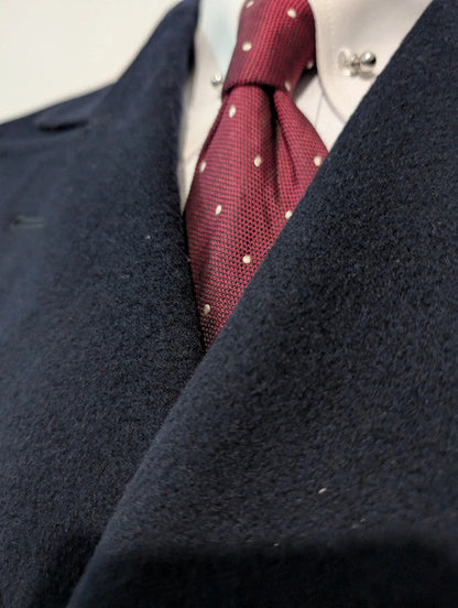 Élégant manteau croisé bleu marine