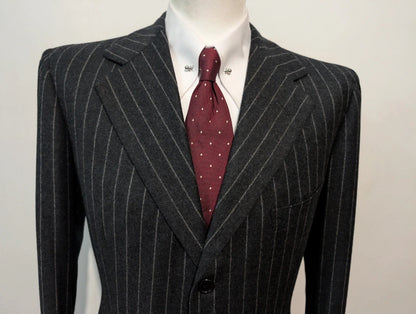 Eleganter maßgeschneiderter Flanellanzug mit Kreidestreifen