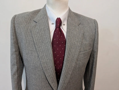 Gentil costume gris a rayure en flanelle