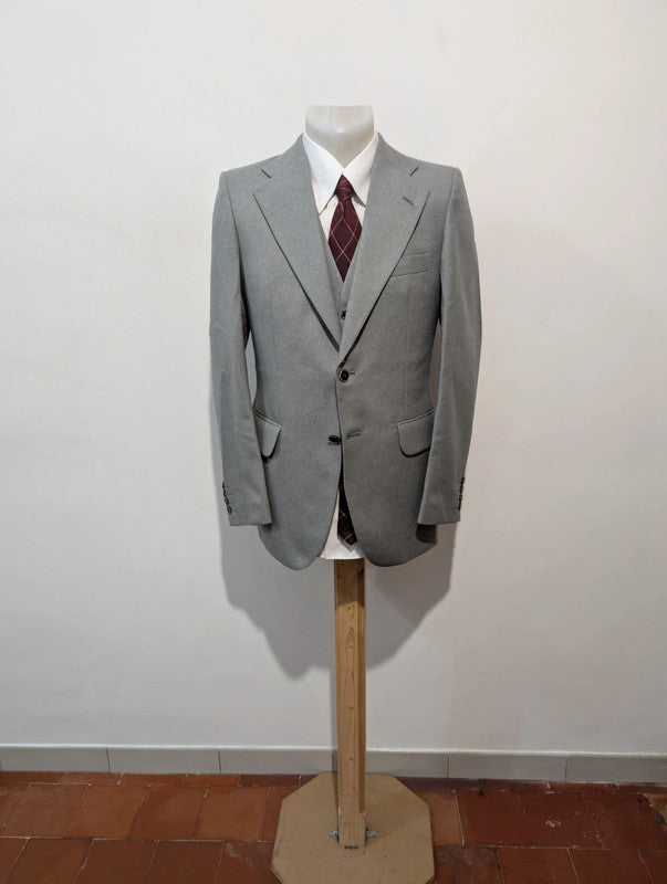 Sympathique costume 3 piece gris en flanelle