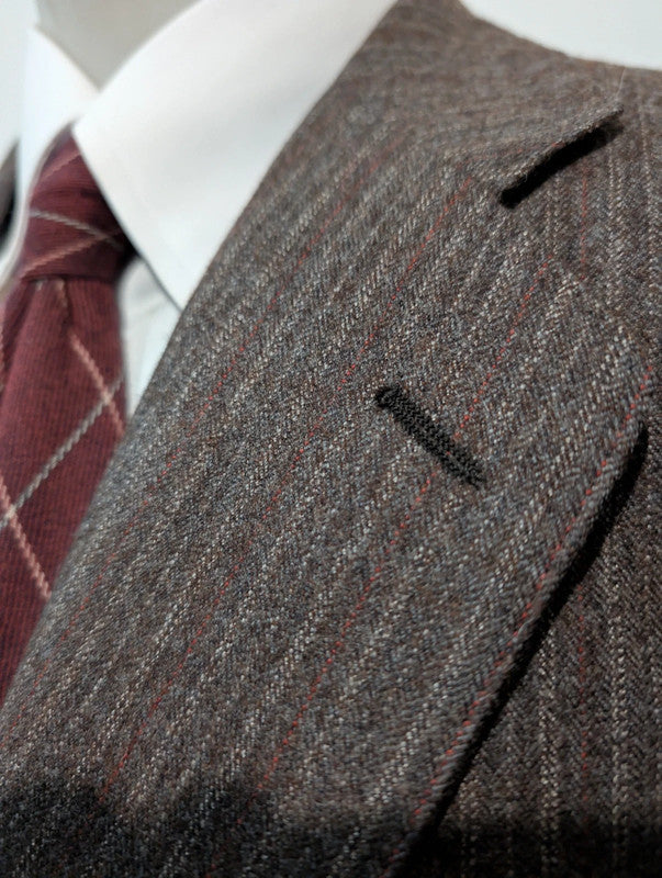 Délicieux costume marron pinstripe en flanelle