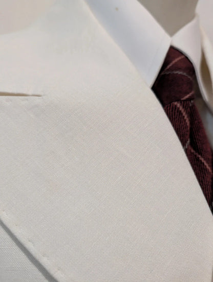 Lumineux costume croisé blanc en lin