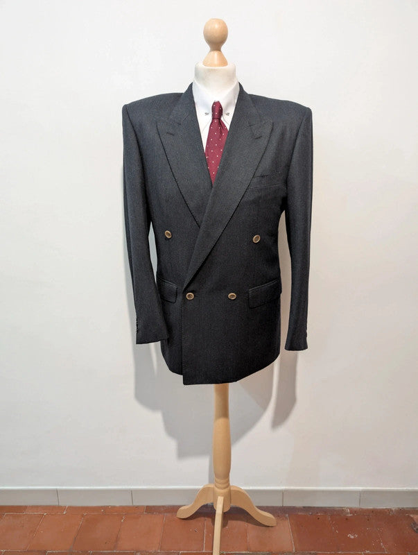 Surprenant costume croisé gris en flanelle lourde