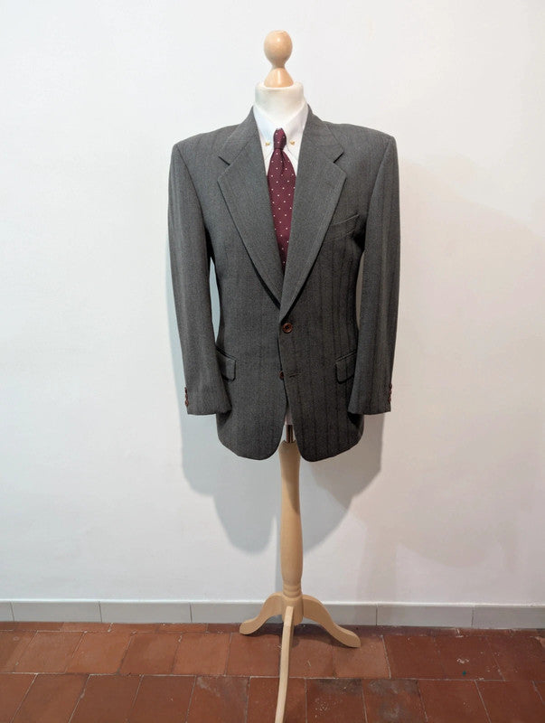 Élégant costume gris a rayure en flanelle