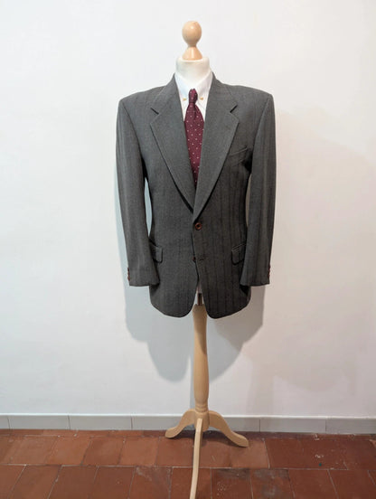 Élégant costume gris a rayure en flanelle