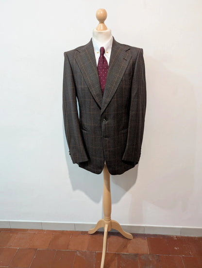 Élégant costume a carreaux en laine