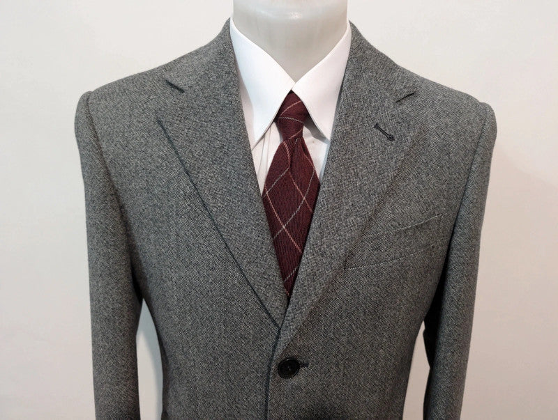 Gentil costume gris en tweed