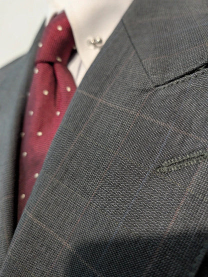 Gentil costume croisé gris a carreaux