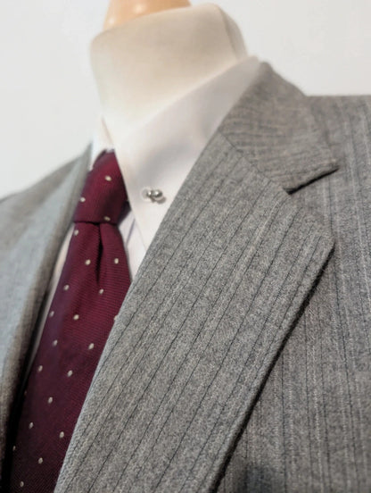 Gentil costume gris a rayure en flanelle