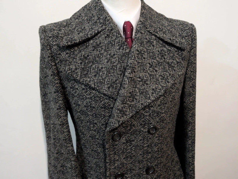 Étrange manteau en tweed