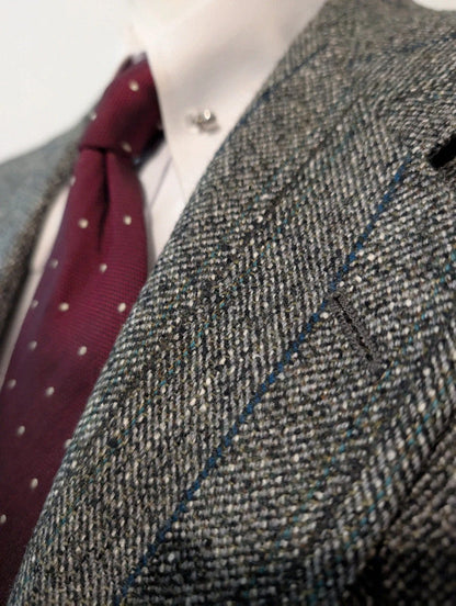Élégant costume gris a rayure en tweed