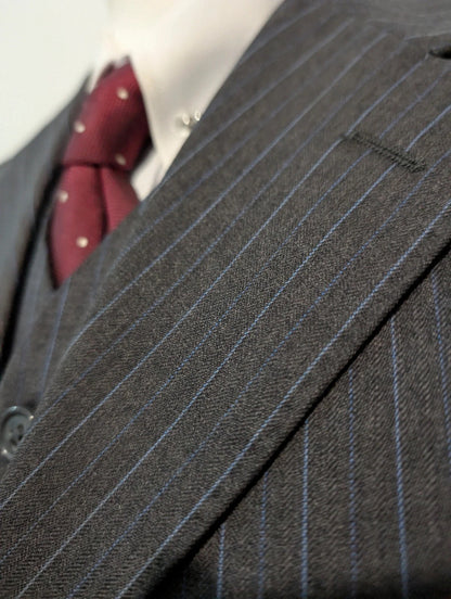 Superbe costume 3 pièces pinstripe en laine légère