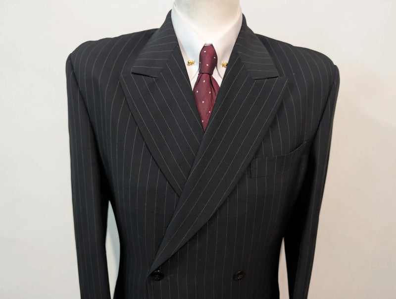 Méchant costume croisé pinstripe