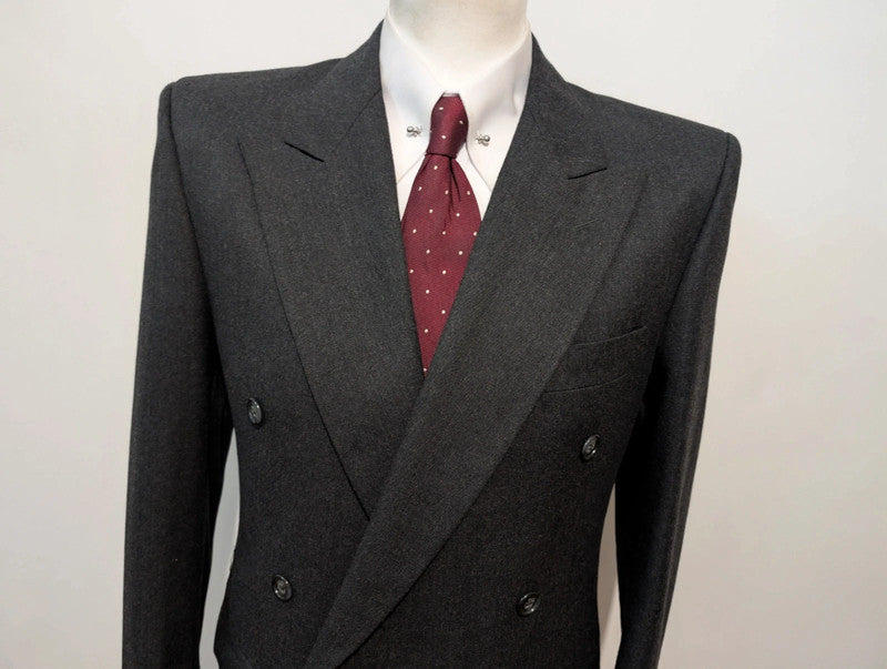 Élégant costume croisé gris en flanelle