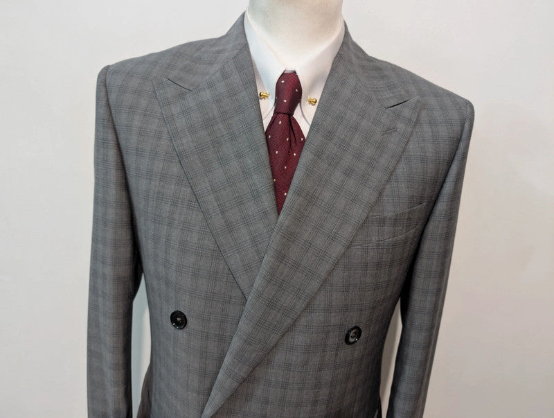 Exceptionnel costume croisé gris en laine légère
