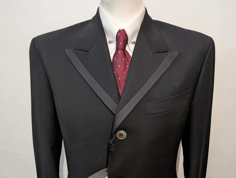 Méchant costume noir en laine