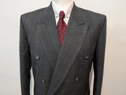 Gentil costume croisé gris a carreaux