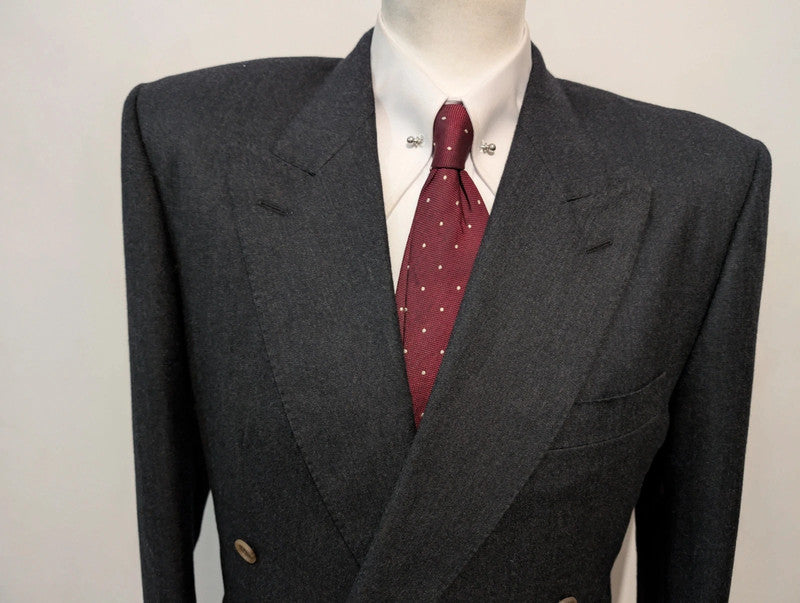 Surprenant costume croisé gris en flanelle lourde