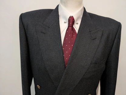 Surprenant costume croisé gris en flanelle lourde