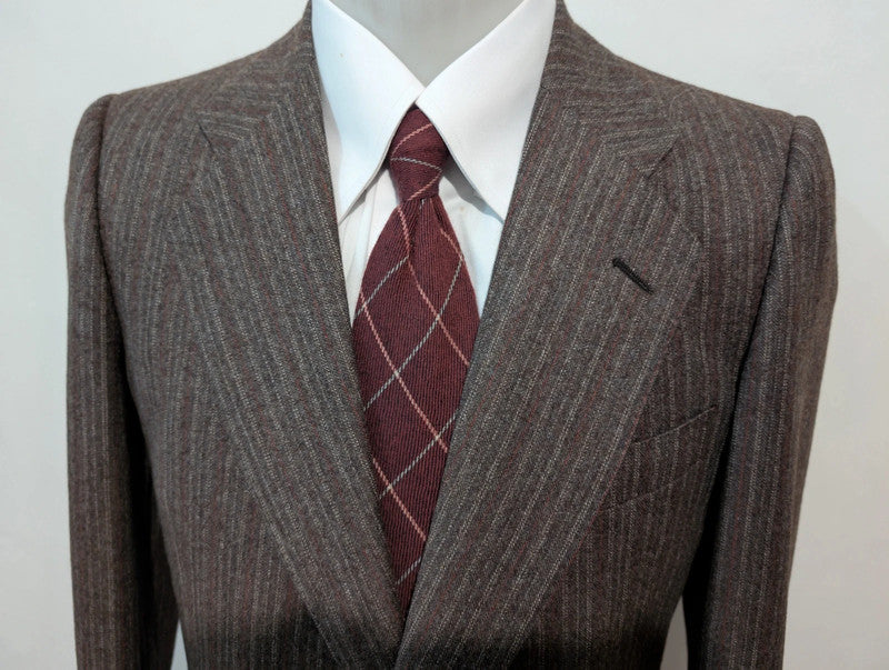 Délicieux costume marron pinstripe en flanelle