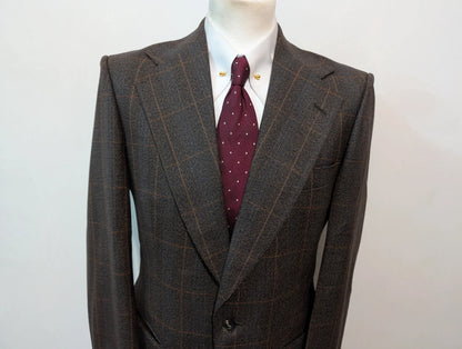 Élégant costume a carreaux en laine