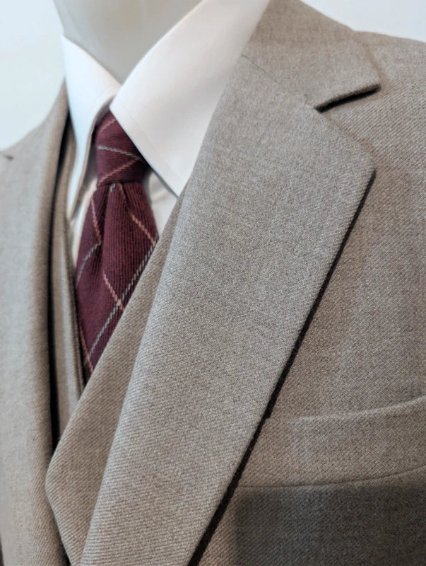 Eleganter Anzug aus schwerer beiger Flanell