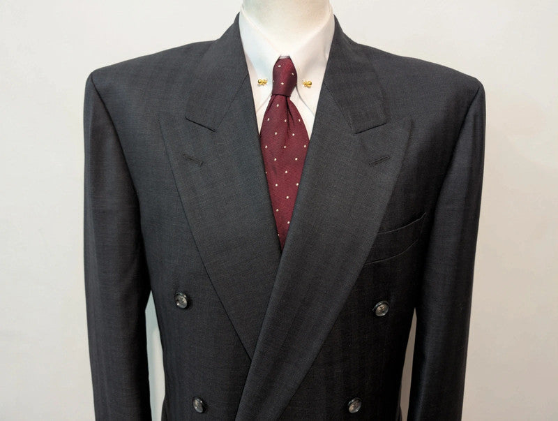 Redoutable costume croisé gris en laine