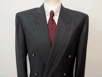 Redoutable costume croisé gris en laine