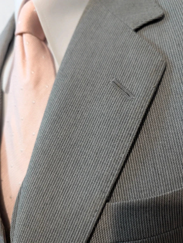 Eleganter dreiteiliger Nadelstreifenanzug aus Wolle