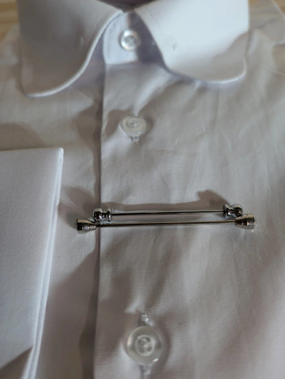 Round collar shirt with pin