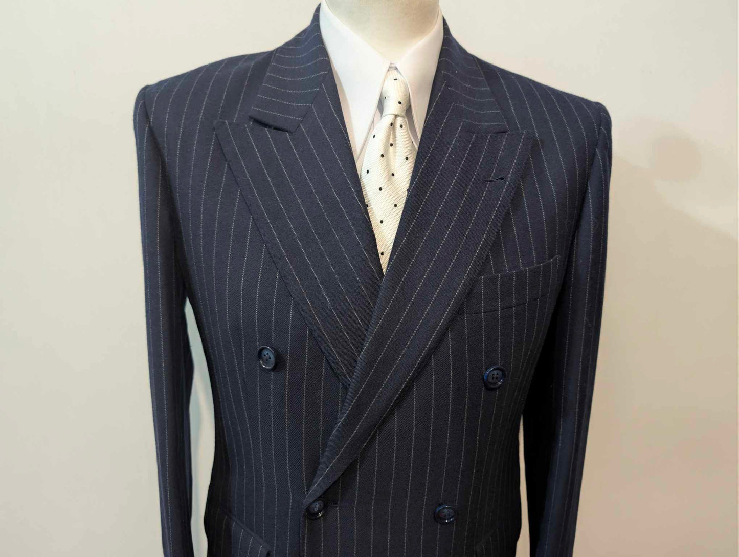 Legendärer dreiteiliger, doppelreihiger Flanellanzug mit Nadelstreifen.